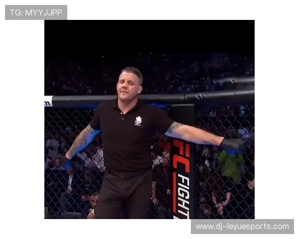 UFC裁判吃误拳，全场立即爆笑